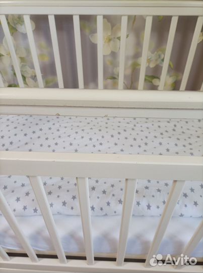 Детская кроватка с маятником и комодом