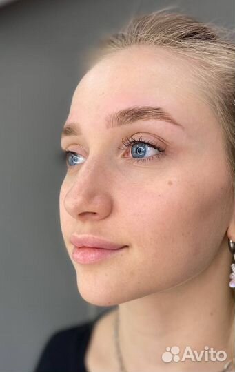 Модель на брови