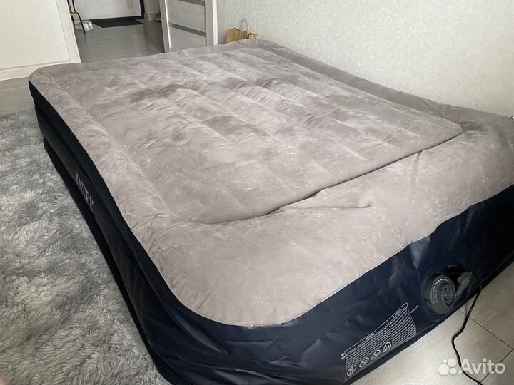 Спускает надувной матрас кровать intex