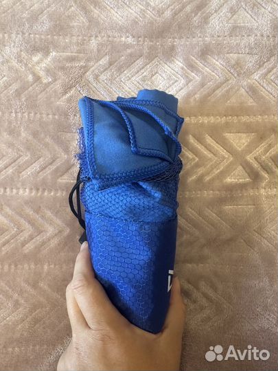 Синее микрофибровое полотенце 
