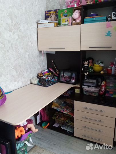 Угловой школьный стол и шкаф для одежды