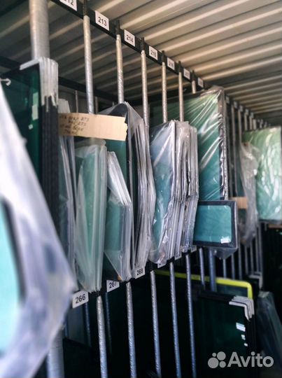 Стекло правое кузовное на коматсу, Komatsu PC 200