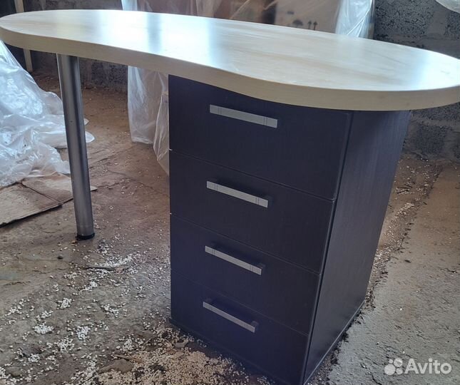 Маникюрный стол