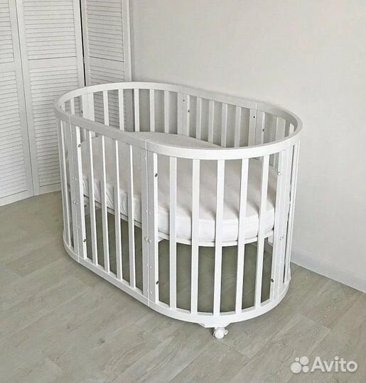 Кроватка для новорожденных с маятником