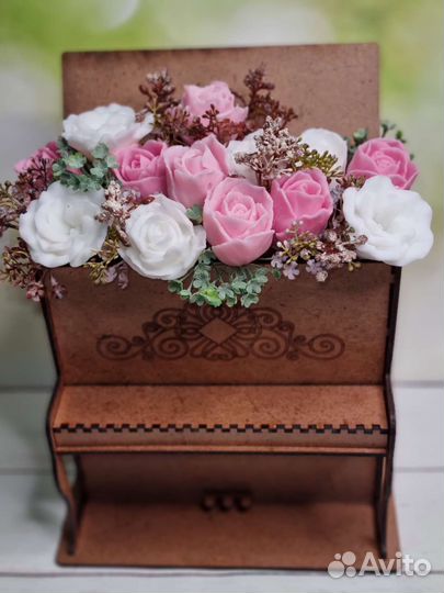 Цветы из мыла в музыкальных инструментах