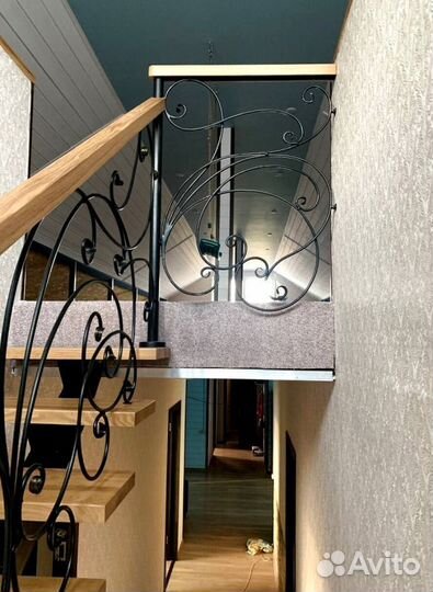 Лестница на металлокаркасе закрытого типа