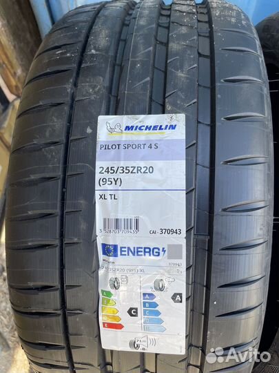 Michelin Pilot Sport 4 S 245/35 R20 и 275/30 R20