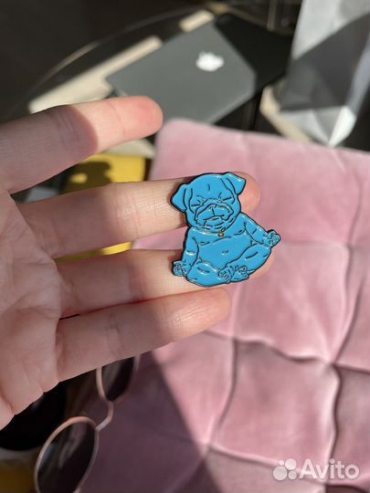 Значок мопс