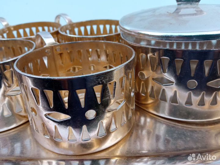 Подстаканники, сахарница на подносе. Чашки