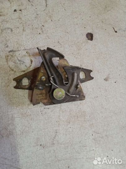 Замок капота Volkswagen Passat B3 Фольксваген б3