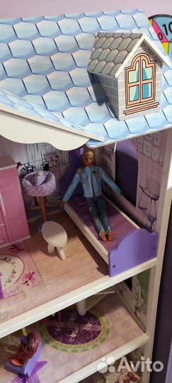 Большой кукольный домик с мебелью