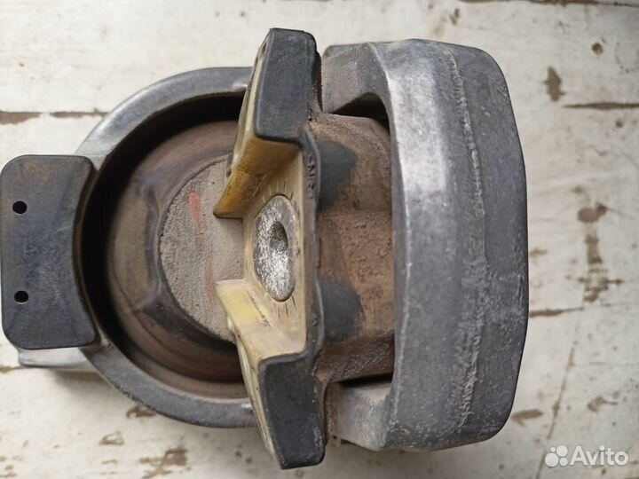 Опора двигателя 8W0199371BD