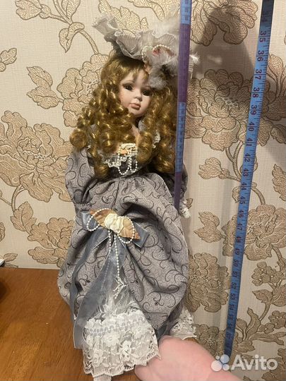 Кукла фарфоровая