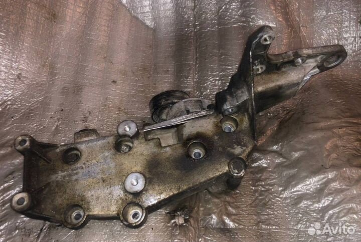 Кронштейн генератора S60