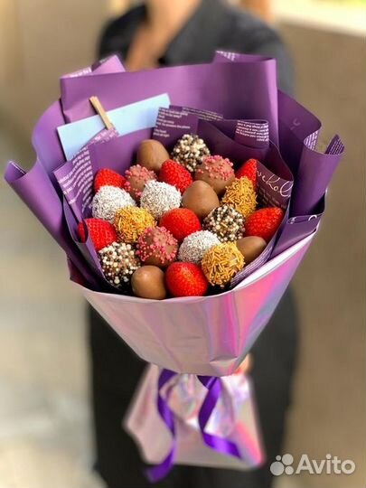 Коробки, букеты с клубникой в шоколаде, с цветами