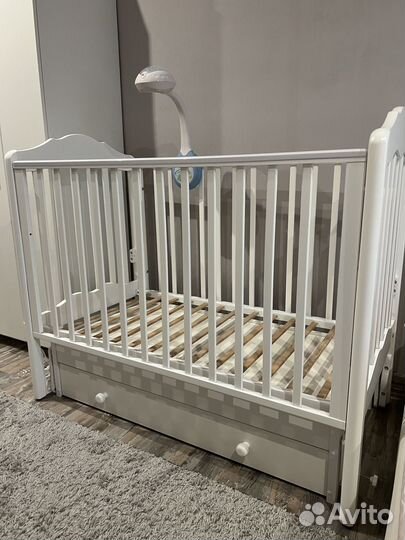 Детская кроватка с маятником