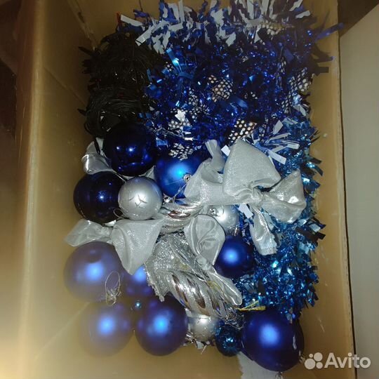 Елка искусственная с игрушками