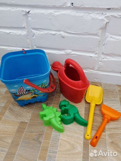 Игрушки много