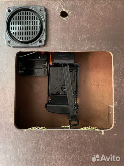 Кварцевые настенные часы с боем Sinix