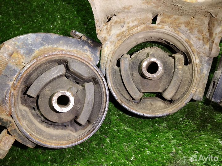 Две Подушки опоры двигателя Ниссан Максима а32