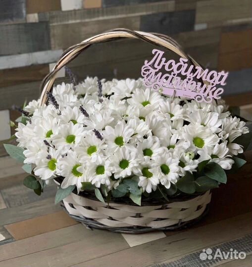 Пушистая хризантема в корзине