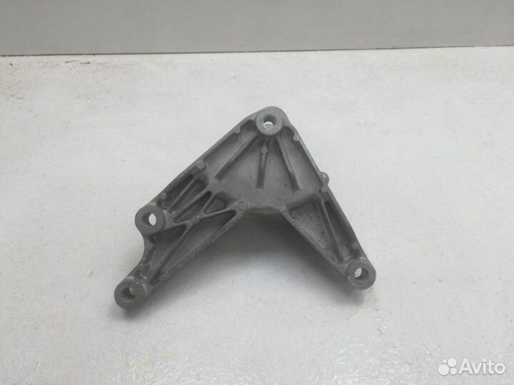 Кронштейн кпп задний Opel Astra J