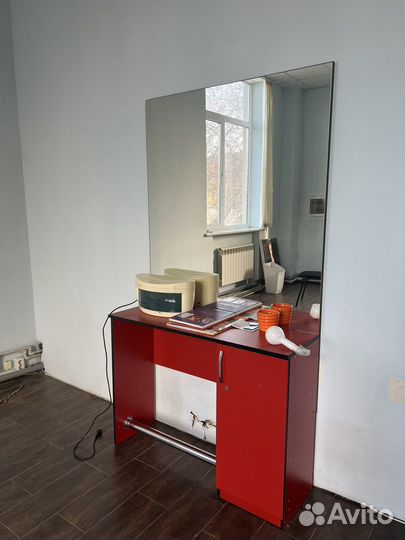 Стол для парикмахера с зеркалом и шкафом