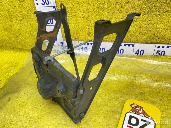 Крепление аккумулятора переднее Toyota Land