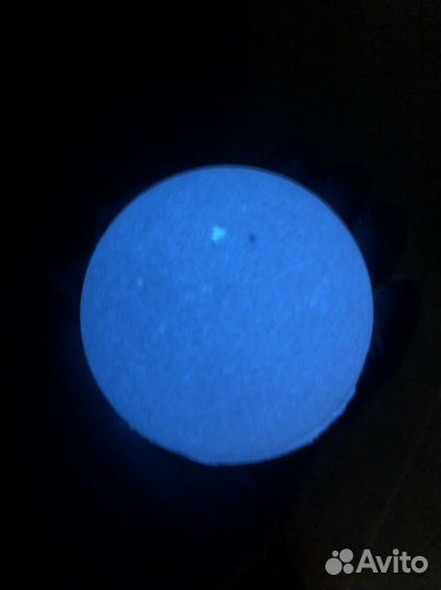 Бомбочка светится под водой