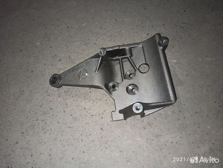 Кронштейн компрессора кондиционера Шевроле Нива