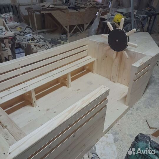 Деревянная лодка для детской площадки