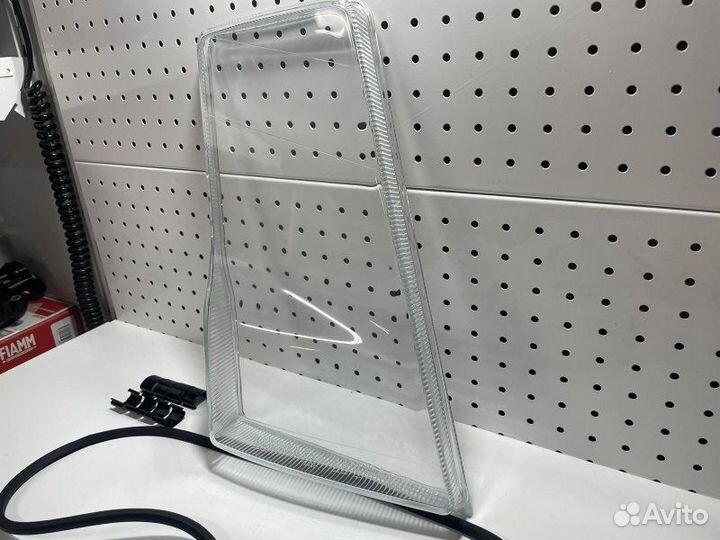 Стекло фары головного света правое с резинкой