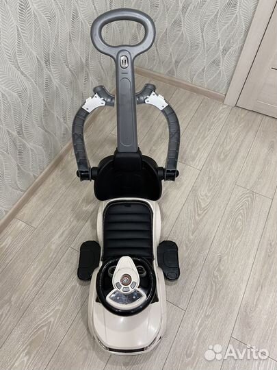 Детская машина каталка с ручкой