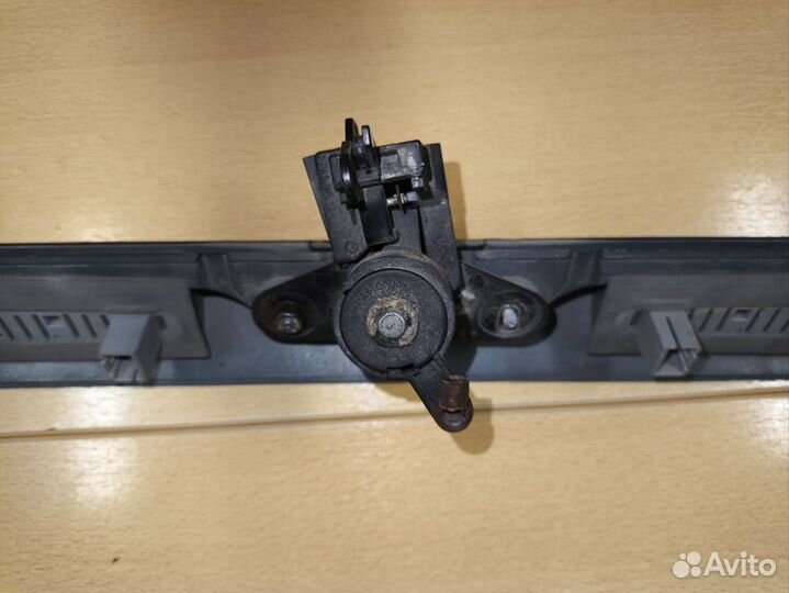 Opel zafira а, накладка двери багажника