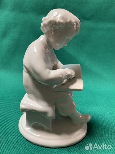 Статуэтка юный Ульянов читает книгу