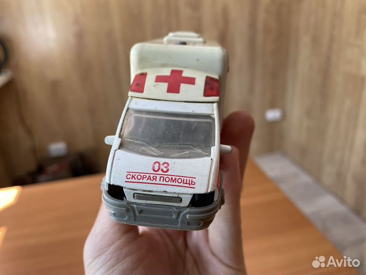 Модель автомобиля скорая помощь игрушка