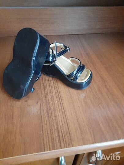 Продам детские босоножки