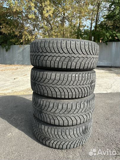 Bridgestone Blizzak Spike-02 225/55 R17