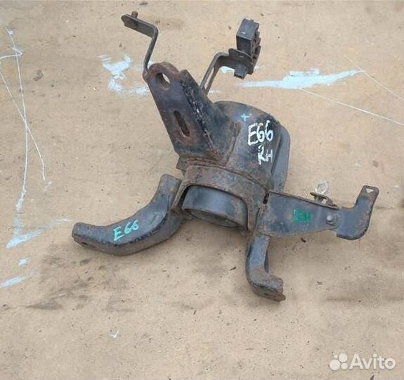 Опора двигателя правая toyota corolla ZRE151