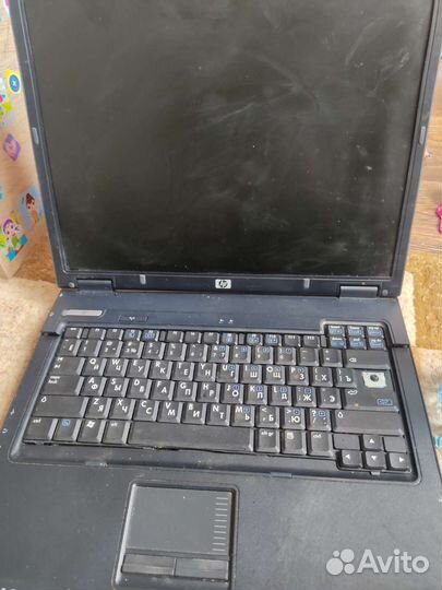 Старый сломанный ноутбук без батареи и дисковода