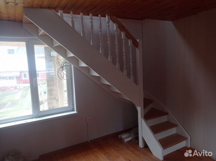 Удобные лестницы из дерева в коттедж