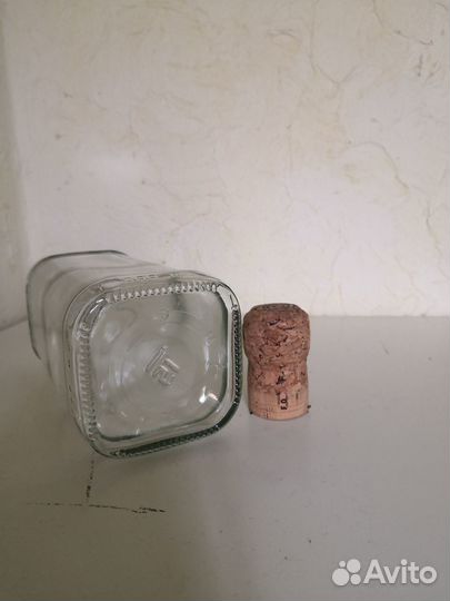 Бутылка прозрачное стекло Квадрат с крышкой