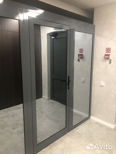 Дверь алюминиевая