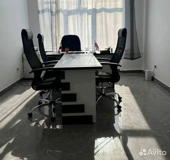 Стол с брифингом