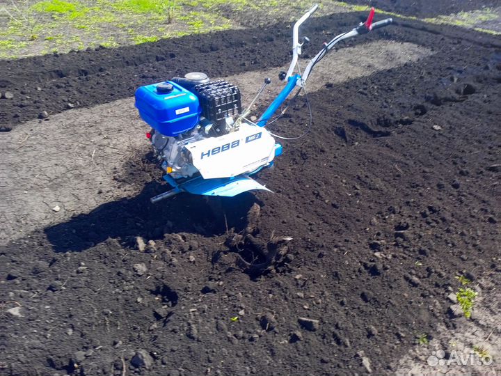 Вспашка земли мотоблоком