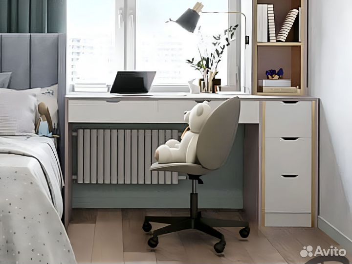 Школьный стол для двоих у окна