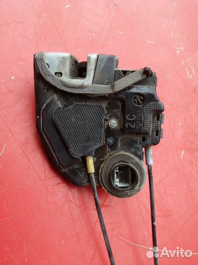 Замок двери задний правый Toyota Corolla E150