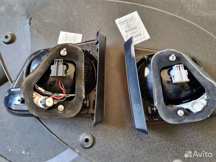 Фонарь в крышку багажника правый Volkswagen Tiguan