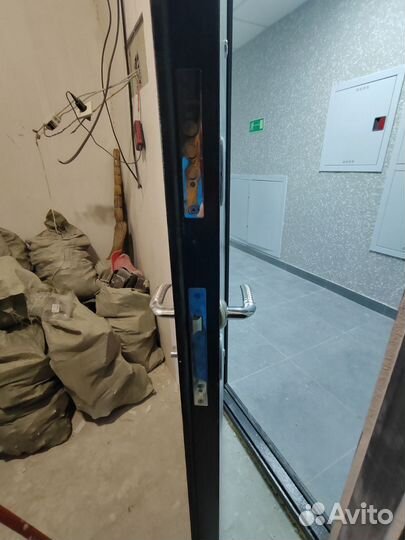 Дверь входная металлическая от застройщика