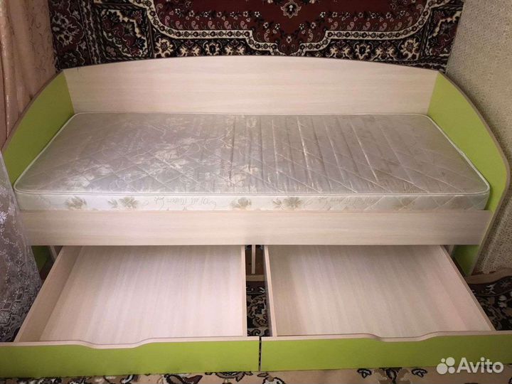 Спальный гарнитур +кровать